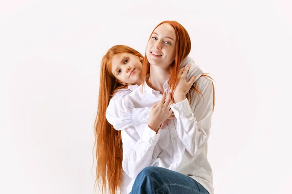 Portrait Redhaired Mother Daughter Casual Wear Look Camera Smile Have — Stock Photo, Image