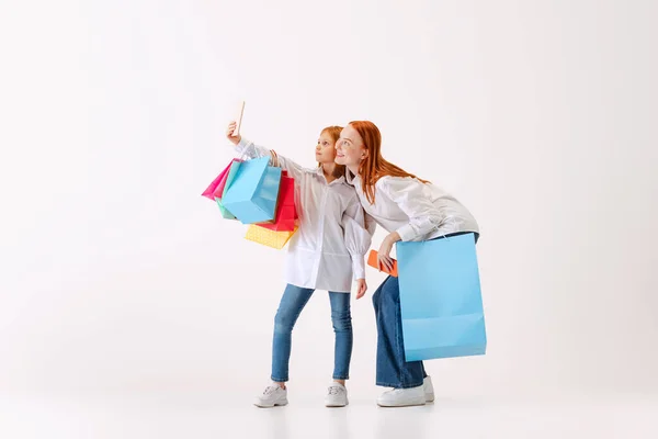 Haciendo Selfie Hermosa Joven Pelirroja Mujer Niña Compras Con Bolsas — Foto de Stock