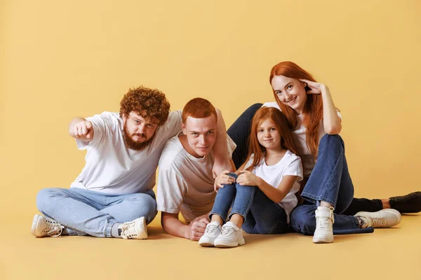 Siblings Friendly Family Redhead Young Men Woman Kid Wearing Casual — Stock Photo, Image