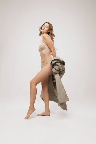 Foto Estudio Una Joven Hermosa Mujer Lencería Impermeable Posando Aislada — Foto de Stock