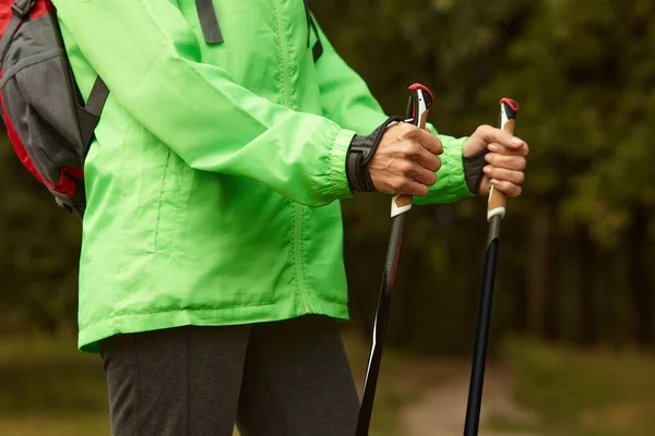 Gesneden Beeld Van Vrouw Licht Sportjasje Met Scandinavische Stokken Klaar — Stockfoto