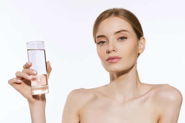 Mantenga Equilibrio Agua Encantadora Joven Bonita Con Maquillaje Ligero Sosteniendo — Foto de Stock