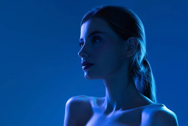 Portret Van Vrouwelijk Modemodel Neon Licht Blauwe Gradiënt Studio Achtergrond — Stockfoto