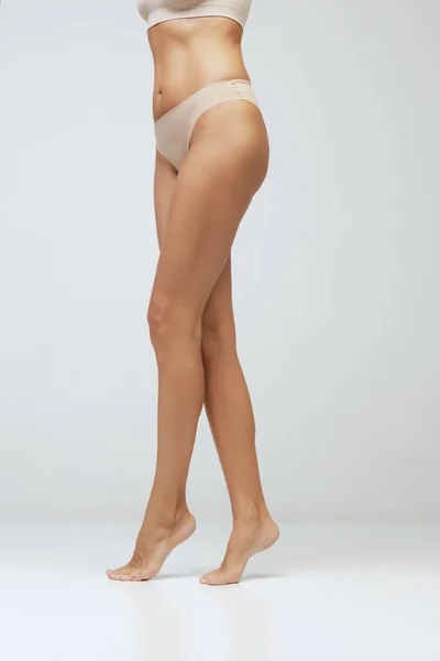 Nohy Hýždě Ostříhaný Obraz Ženského Opáleného Těla Mladé Ženy Spodním — Stock fotografie