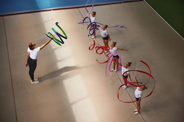 Schleifenübungen Luftaufnahme Sporttrainerin Trainiert Turnerinnen Sporthallen Innenräumen Konzept Der Leistungen — Stockfoto