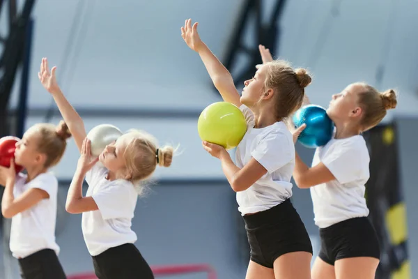 Kerja Tim Olahraga Sekelompok Anak Anak Gadis Kecil Atlet Senam — Stok Foto