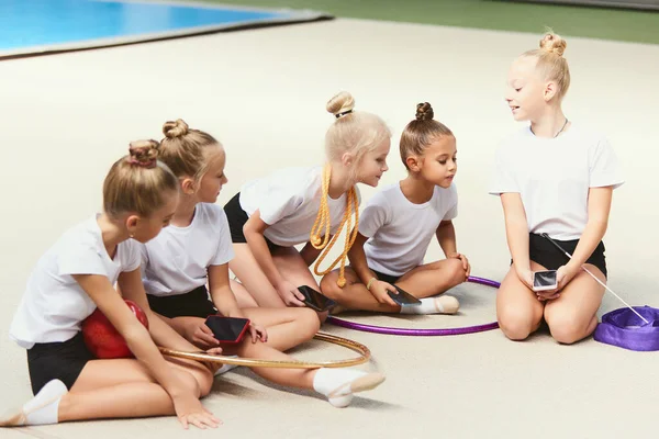 Happy Kids Beginner Gymnastics Athletes Having Rest Sports Training Sports — Stock Photo, Image