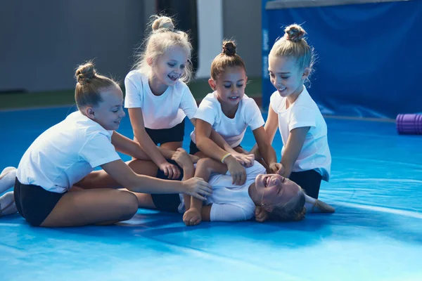 Šťastné Děti Začínající Gymnastičtí Sportovci Odpočívající Sportovním Tréninku Sportovní Tělocvičně — Stock fotografie