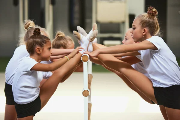 Teamwork Beim Sport Gruppe Von Kindern Kleinen Mädchen Turnanfängern Sportuniform — Stockfoto