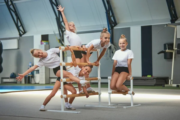 Týmová Práce Sportu Skupina Dětí Holčiček Začínajících Gymnastických Atletů Sportovní — Stock fotografie