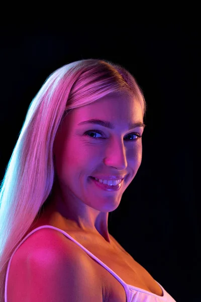Porträtt Vacker Årig Kvinna Med Långt Blont Hår Som Ler — Stockfoto