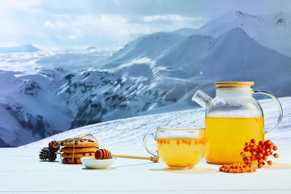 Homoktövis Tea Üvegcserép Gyümölccsel Vagy Bogyós Teával Sütemények Kekszek Asztalon — Stock Fotó