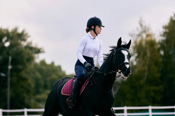 Trening Sportowy Młoda Sportowa Dziewczyna Zawodowy Jeździec Mundurze Sportowym Kask — Zdjęcie stockowe