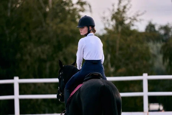 Trening Sportowy Młoda Sportowa Dziewczyna Zawodowy Jeździec Mundurze Sportowym Kask — Zdjęcie stockowe