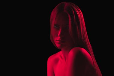 Fantezi. Tek renkli olsun. Koyu kırmızı gece. Karanlık arka planda neon ışıklı, genç, şehvetli bir kadın. Siber punk tarzı, güzellik, cadılar bayramı konsepti. Güzel, gizemli, mistik model.