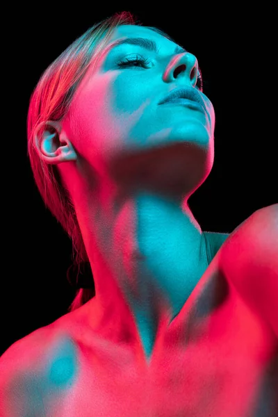 誇りと自由 裸体の肩と肌の色が濃いネオンの光の中で肌をよく保つ若い可愛い女性 アート 創造性 ファッション スタイル 広告コンセプト — ストック写真