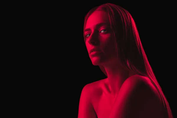 Strašidelná Tmavě Červená Noc Mladá Smyslná Žena Neonovém Světle Tmavém — Stock fotografie