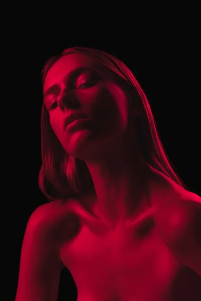 Vášeň Monochromatický Tmavě Červená Noc Mladá Smyslná Žena Neonovém Světle — Stock fotografie