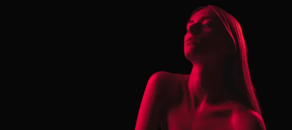 Piękny Tajemniczy Mistyczny Model Monochromatyczne Ciemnoczerwona Noc Młoda Zmysłowa Kobieta — Zdjęcie stockowe