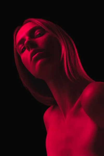 Sehnsucht Und Liebe Monochrom Dunkelrote Nacht Junge Sinnliche Frau Neonlicht — Stockfoto