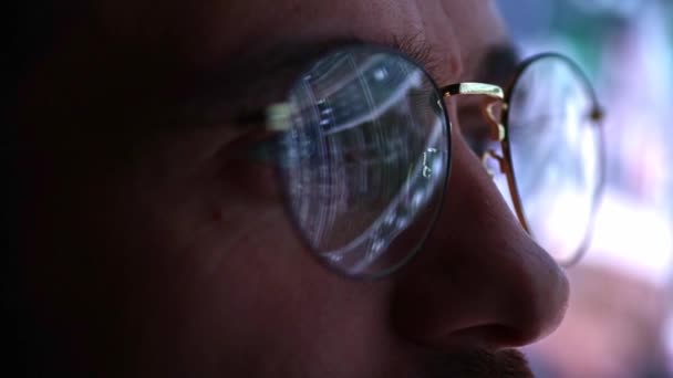 Zbliżenie Widok Oczu Człowieka Okularach Patrząc Ekran Komputera Odbiciem Komputera — Wideo stockowe