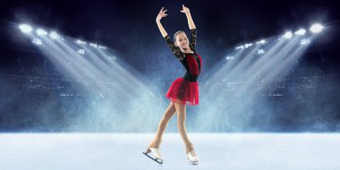 Başarı. Genç bayan artistik patinajcı güzel elbiseler giyerek buz pistinin arka planında kısa program yapıyor. Dans, kış sporları, başarılar, şampiyon konsepti. Yaratıcı kolaj