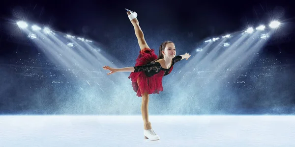 Mooie Vrouwelijke Beginner Kunstschaatser Podiumjurk Schaatsen Ijsbaan Met Spots Ziet — Stockfoto