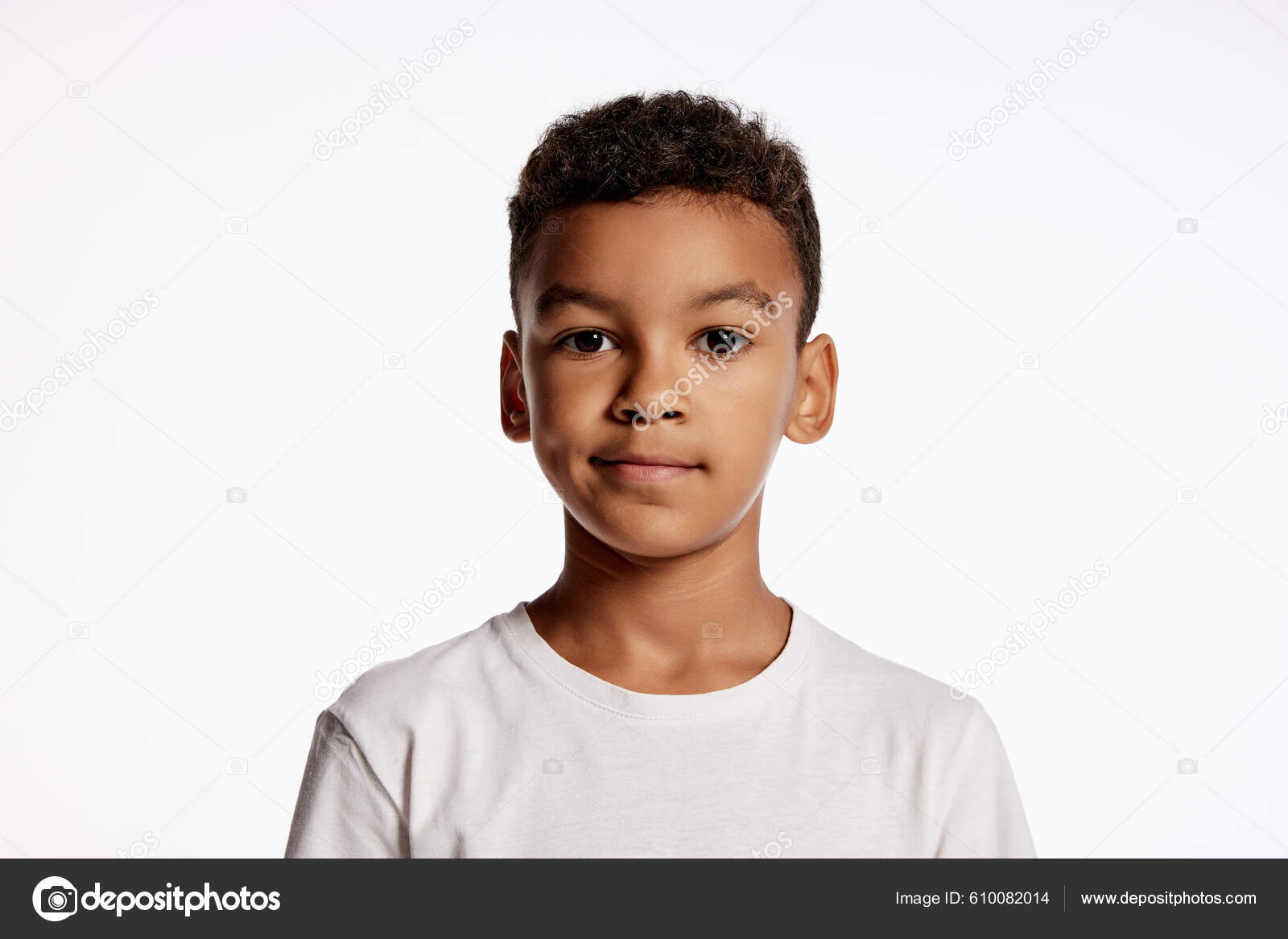 Lindo Chico Mirando Cámara Retrato Medio Cuerpo Del Niño Africano — Foto de  stock #610082014 © vova130555@gmail.com, image size:1600x1167