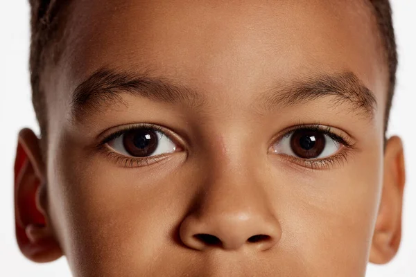 Ήρεμη Ματιά Κοντινό Πλάνο Του Μικρού Αγοριού Σκούρα Καστανά Μάτια — Φωτογραφία Αρχείου