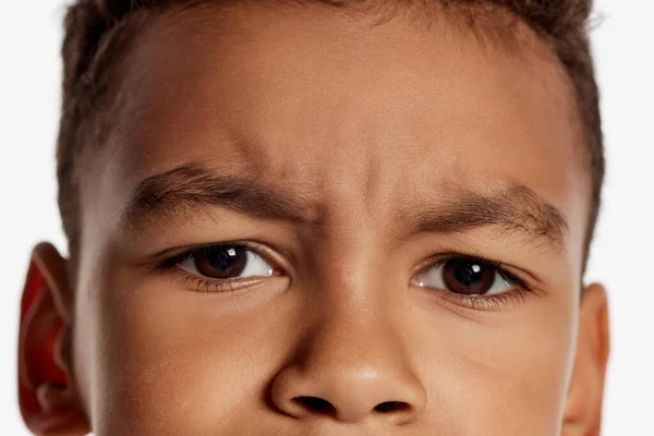 Parece Infeliz Close Cara Menino Com Olhos Castanhos Escuros Expressando — Fotografia de Stock