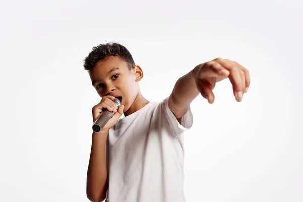 Ραπ Μουσική Πορτρέτο Του Μικρού Αγοριού Τραγουδώντας Μικρόφωνο Απομονώνονται Λευκό — Φωτογραφία Αρχείου