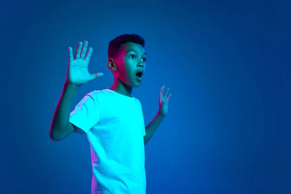 Muchacho Conmocionado Niño Expresando Emociones Sorpresa Aislado Sobre Fondo Azul — Foto de Stock