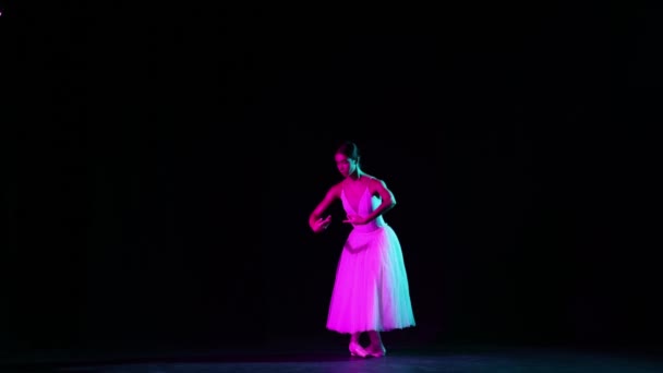 Joven Hermosa Mujer Bailarina Ballet Vestido Blanco Punta Haciendo Elementos — Vídeo de stock