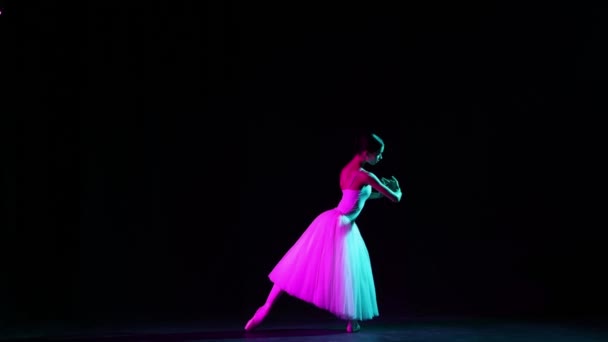 Joven Hermosa Mujer Bailarina Ballet Vestido Blanco Punta Haciendo Elementos — Vídeo de stock