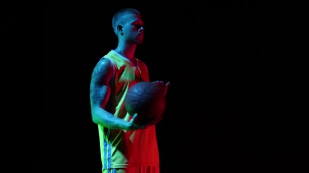 Навыки Молодой Человек Баскетболист Крутит Баскетбольный Мяч Руке Студии Тёмном — стоковое видео