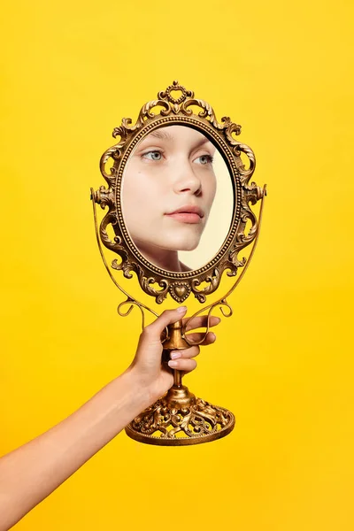 Ženská Ruka Drží Zrcadlo Odrazem Dívčí Tváře Izolované Přes Žluté — Stock fotografie