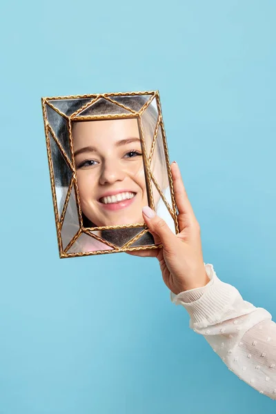 해피걸 여성들은 아름다운 소녀들이 배경에 격리되어 반영하는 역반식 거울을 손으로 — 스톡 사진