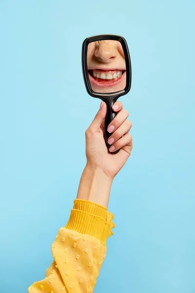 Saudável Feliz Mão Feminina Segurando Pequeno Espelho Redondo Com Reflexo — Fotografia de Stock
