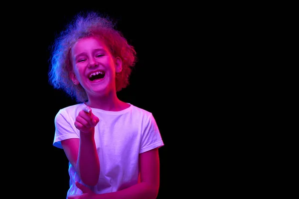 Lachen Charmant Klein Meisje Kind Wit Shirt Geïsoleerd Donkere Achtergrond — Stockfoto