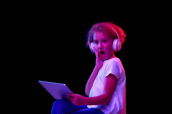 Fernstudium Emotionale Lockige Schulmädchen Lässigem Shirt Mit Digitalem Tablet Isoliert — Stockfoto