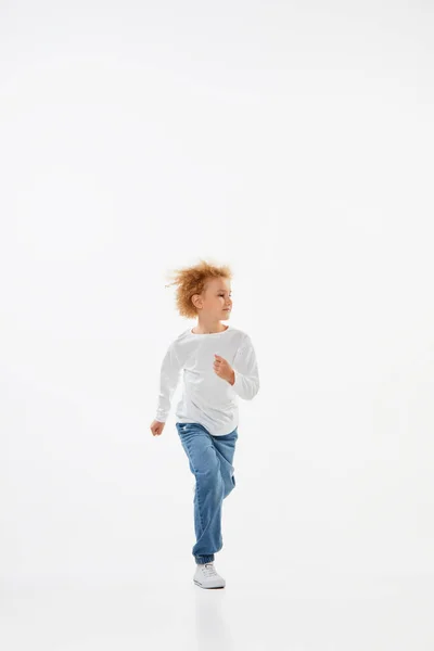 Полноразмерный Портрет Маленькой Девочки Ребенка Белой Блузке Длинным Рукавом Джинсах — стоковое фото