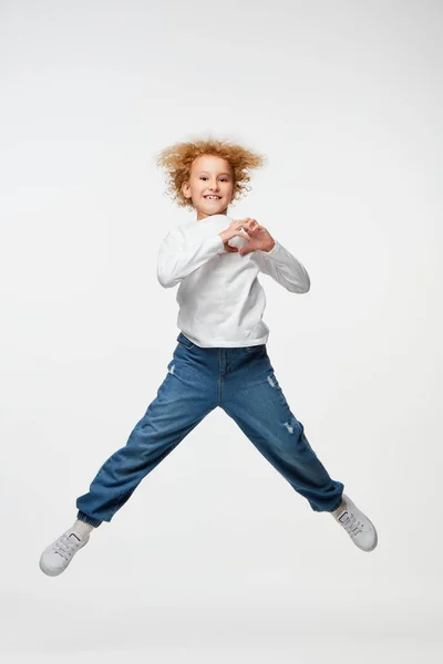 Πηδήματα Ευτυχισμένο Μικρό Κορίτσι Παιδί Λευκό Μακρυμάνικο Πουκάμισο Και Τζιν — Φωτογραφία Αρχείου