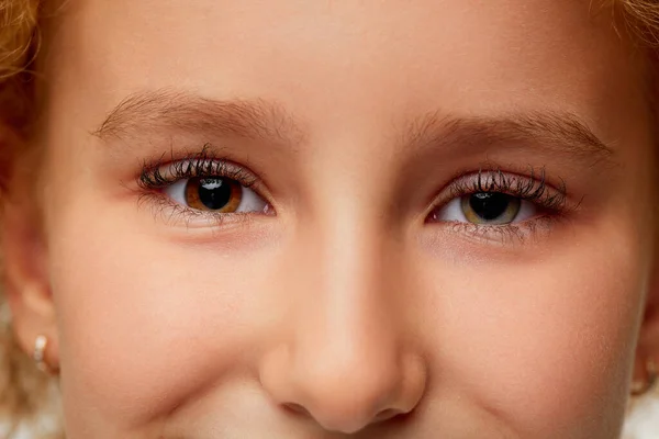 Štěstí Detailní Záběr Dívčích Očí Černými Kudrnatými Řasami Dětská Oftalmologie — Stock fotografie