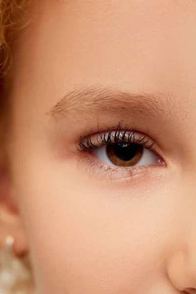 Närbild Små Flickor Öga Med Svarta Lockiga Ögonfransar Barn Oftalmologi — Stockfoto