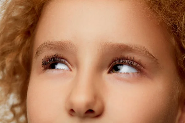 Dívám Nahoru Detailní Záběr Dívčích Očí Černými Kudrnatými Řasami Dětská — Stock fotografie