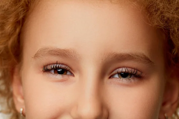 Radostný Pohled Detailní Záběr Dívčích Očí Černými Kudrnatými Řasami Dětská — Stock fotografie