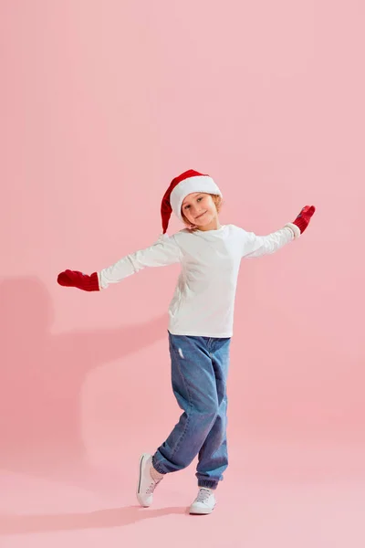 Tanec Emocionální Okouzlující Dívka Ležérní Styl Oblečení Pletené Palčáky Vánoční — Stock fotografie
