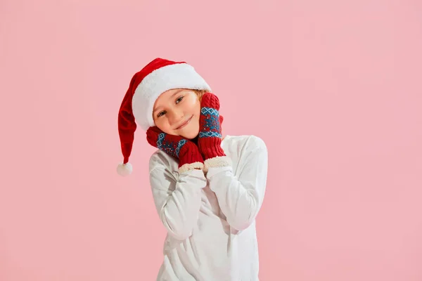 Menina Encantadora Emocional Roupas Estilo Casual Luvas Malha Chapéu Natal — Fotografia de Stock