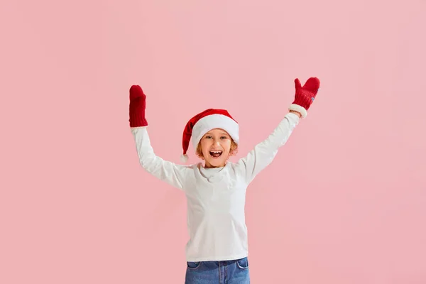 Nadšený Okouzlující Dívka Neformálním Stylu Oblečení Pletené Rukavice Vánoční Klobouk — Stock fotografie