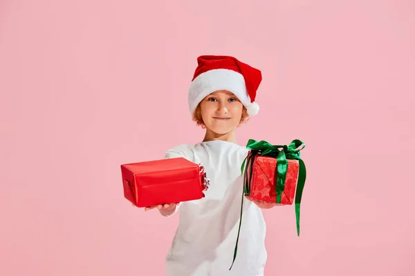 Šťastné Usměvavé Dítě Bílém Svetru Vánoční Klobouk Drží Krabice Slavnostním — Stock fotografie